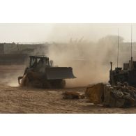 Un bulldozer modèle D6N XL nivelle le sol de la base de Gossi, au Mali.