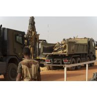 Une pelle hydraulique modèle 317 charge des déchets de chantier dans un camion-benne sur la base de Gossi, au Mali.