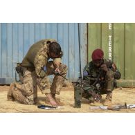 Un stagiaire italien de la mission de formation de l'Union européenne au Mali (EUTM) et son partenaire tchadien suivent une formation de guetteur aérien tactique avancé (GATA) à Gao, au Mali.