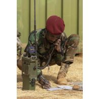 Un stagiaire tchadien suit une formation de guetteur aérien tactique avancé (GATA) à Gao, au Mali.