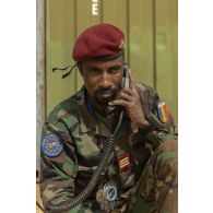 Un stagiaire tchadien suit une formation de guetteur aérien tactique avancé (GATA) à Gao, au Mali.