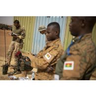 Un stagiaire italien de la mission de formation de l'Union européenne (EUTM) et ses partenaires tchadiens et burkinabè suivent une formation de guetteur aérien tactique avancé (GATA) à Gao, au Mali.