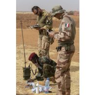 Un instructeur encadre un stagiaire italien de la mission de formation de l'Union européenne (EUTM) et un stagiaire tchadien pour une formation de guetteur aérien tactique avancé (GATA) à Gao, au Mali.