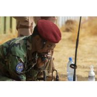 Un stagiaire tchadien suit une formation de guetteur aérien tactique avancé (GATA) à Gao, au Mali.