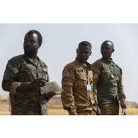 Des stagiaires maliens suivent une formation de guetteur aérien tactique avancé (GATA) à Gao, au Mali.