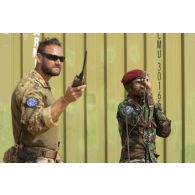 Un stagiaire italien de la mission d'entrainement de l'Union européenne au Mali (EUTM) et son partenaire tchadien suivent une formation de guetteur aérien tactique avancé (GATA) à Gao, au Mali.