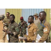 Des stagiaires suivent une formation de guetteur aérien tactique avancé (GATA) à Gao, au Mali.