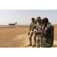 Un instructeur encadre un stagiaire italien de la mission de formation de l'Union européenne (EUTM) et un stagiaire tchadien pour une formation de guetteur aérien tactique avancé (GATA) à Gao, au Mali.