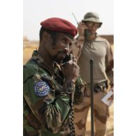 Un stagiaire tchadien suit une formation de guetteur aérien tactique avancé (GATA) à Gao, au Mali.