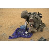 Un para du 1er régiment de hussards parachutistes (RHP) inspecte des outils de réparation découverts à bord d'une moto interceptée dans le secteur de Gossi, au Mali.