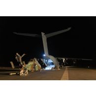 Embarquement d'un hélicoptère Tigre EC-665 HAD B2 à bord d'un avion A400 M Atlas sur l'aérodrome de Gao, au Mali.