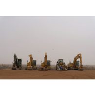 Des pelles hydrauliques stationnent sur la zone logistique de Gao, au Mali.