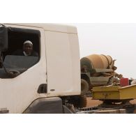 Portrait d'un chauffeur de poids lourd civil à Gao, au Mali.