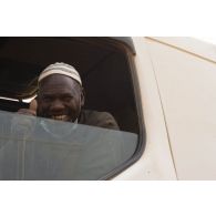Portrait d'un chauffeur de poids lourd civil à Gao, au Mali.