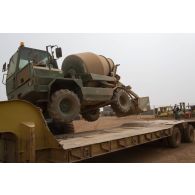 Un chariot élévateur lourd (CEL) charge une bétonnière sur un camion semi-remorque à Gao, au Mali.