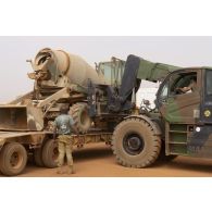 Un chariot élévateur lourd (CEL) charge une bétonnière sur un camion semi-remorque à Gao, au Mali.