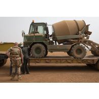 Chargement d'une bétonnière sur un camion semi-remorque à Gao, au Mali.