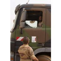Un soldat du 515e régiment du train (RT) se coordonne avec le chauffeur d'un train routier avitailleur du Service de l'énergie opérationnelle (SEO) à Gao, au Mali.