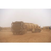 Un camion ravitailleur pétrolier de l'avant à capacité étendue (CARAPACE) du Service de l'énergie opérationnelle (SEO) circule en zone logistique de Gao, au Mali.