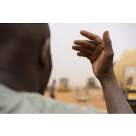 Un chauffeur civil guide le chargement d'un camion ravitailleur pétrolier de l'avant à capacité étendue (CARAPACE) du Service de l'énergie opérationnelle (SEO) à bord d'un camion semi-remorque à Gao, au Mali.