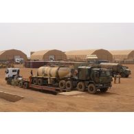 Chargement d'un camion ravitailleur pétrolier de l'avant à capacité étendue (CARAPACE) du Service de l'énergie opérationnelle (SEO) à bord d'un camion semi-remorque à Gao, au Mali.