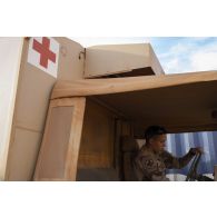Un auxiliaire sanitaire conduit une ambulance pour récupérer les patients venus en consultation à Gao, au Mali.