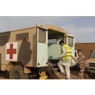 Un patient civil prend place à bord d'une ambulance pour une consultation médicale à Gao, au Mali.