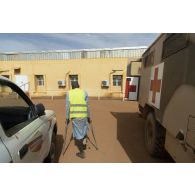 Un patient civil se rend en consultation au Rôle 2 de Gao, au Mali.