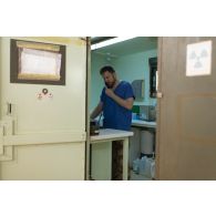 Un chirurgien-dentiste téléphone depuis son cabinet dentaire au Rôle 2 de Gao, au Mali.