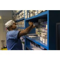 Un chirurgien se procure de la colle médicale liquide pour une intervention au bloc opératoire du Rôle 2 dr Gao, au Mali.