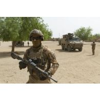 Des marsouins du 21e régiment d'infanterie de marine (RIMa) débarquent de leur véhicule blindé multi-rôles (VBMR) pour une patrouille à Gao, au Mali.