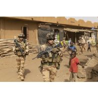 Des marsouins du 21e régiment d'infanterie de marine (RIMa) patrouillent au marché de Gao, au Mali.