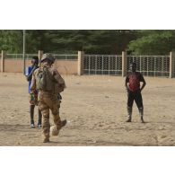 Un marsouin du 21e régiment d'infanterie de marine (RIMa) joue au ballon avec des enfants de Gao, au Mali.