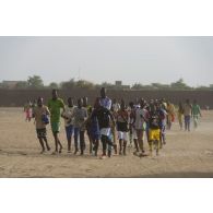 Des enfants jouent au football à Gao, au Mali.