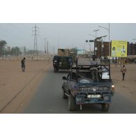 Des véhicules de l'avant blindés (VAB) traversent la ville de Ouallam, au Niger.