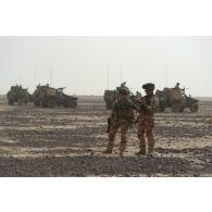 Des paras du 3e régiment parachutiste d'infanterie de marine (RPIMa) déploient un mini-drone sur le pas de tir de Ouallam, au Niger.