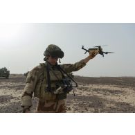 Un para du 3e régiment parachutiste d'infanterie de marine (RPIMa) déploie un mini-drone sur le pas de tir de Ouallam, au Niger.