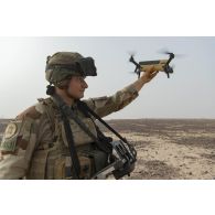 Un para du 3e régiment parachutiste d'infanterie de marine (RPIMa) déploie un mini-drone sur le pas de tir de Ouallam, au Niger.