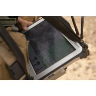 Un para du 3e régiment parachutiste d'infanterie de marine (RPIMa) déploie un mini-drone sur le pas de tir de Ouallam, au Niger.