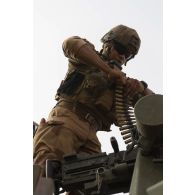 Un para du 3e régiment parachutiste d'infanterie de marine (RPIMa) approvisionne la mitrailleuse Browning 12,7 mm de son véhicule de l'avant blindé (VAB) sur le pas de tir de Ouallam, au Niger.