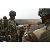 Des paras du 3e régiment parachutiste d'infanterie de marine (RPIMa) s'entraînent au tir à bord de leur véhicule de l'avant blindé (VAB) sur le pas de tir de Ouallam, au Niger.
