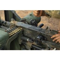 Un para du 3e régiment parachutiste d'infanterie de marine (RPIMa) approvisionne la mitrailleuse Browning 12,7 mm de son véhicule de l'avant blindé (VAB) sur le pas de tir de Ouallam, au Niger.