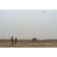 Un para du 3e régiment parachutiste d'infanterie de marine (RPIMa) déploie un mini-drone sur le pas de tir de Ouallam, au Niger.