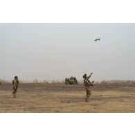 Un para du 3e régiment parachutiste d'infanterie de marine (RPIMa) déploie un mini-drone sur le pas de tir de Ouallam, au Niger.