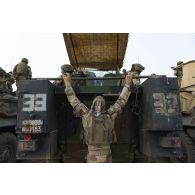 Un para du 3e régiment parachutiste d'infanterie de marine (RPIMa) réalise des tractions à l'arrière d'un véhicule de l'avant blindé (VAB) sur le pas de tir de Ouallam, au Niger.