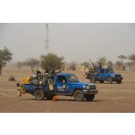 Des gendarmes nigériens sécurisent le périmètre à bord de leur pick-up dans le secteur de Tillabéri, au Niger.