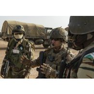 L'adjudant Arnaud du 3e régiment parachutiste d'infanterie de marine (RPIMa) se coordonne avec des gendarmes nigériens pour le ratissage d'une zone boisée dans le secteur de Ouallam, au Niger.