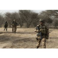 Des marsouins du 3e régiment parachutiste d'infanterie de marine (RPIMa) ratissent une zone boisée dans le secteur de Ouallam, au Niger.