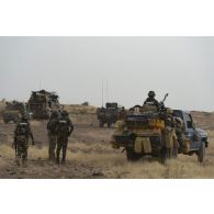 Des gendarmes nigériens sécurisent le périmètre à bord de leur pick-up dans le secteur de Ouallam, au Niger.