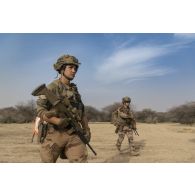 Un tireur de précision du 3e régiment parachutiste d'infanterie de marine (RPIMa) ratissent une zone boisée dans le secteur de Ouallam, au Niger.